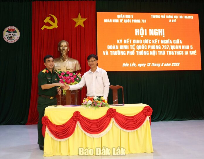 Đoàn Kinh tế - Quốc phòng 737 và Trường Phổ thông nội trú Tiểu học và THCS Ia R’vê kết nghĩa