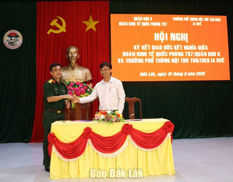 Đoàn Kinh tế - Quốc phòng 737 và Trường Phổ thông nội trú Tiểu học và THCS Ia R’vê kết nghĩa