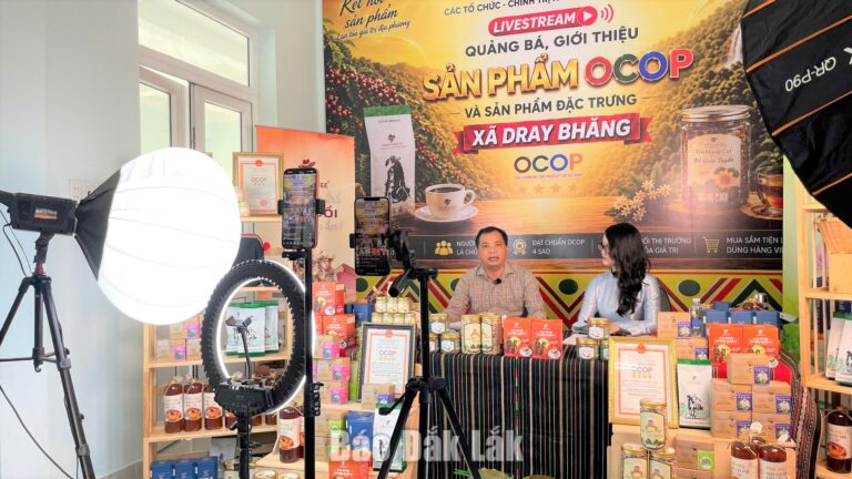 Dray Bhăng livestream quảng bá sản phẩm OCOP, nông sản đặc trưng