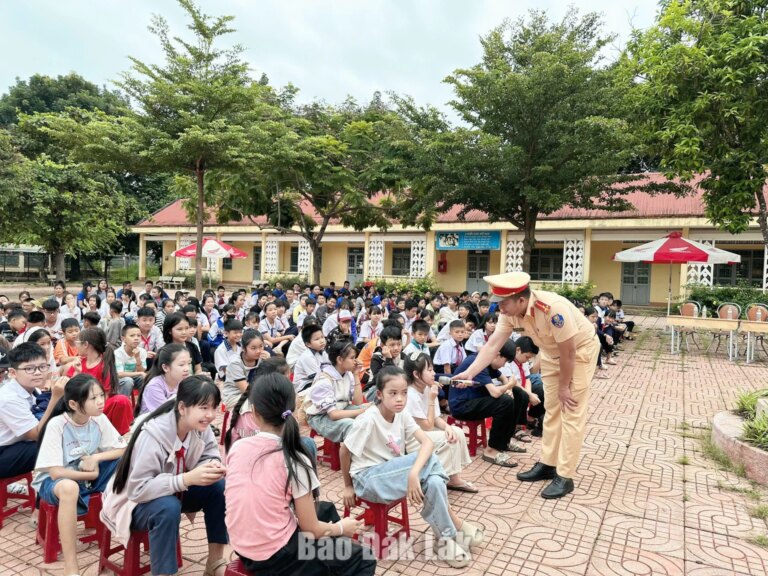 Đưa pháp luật về giao thông đến mọi tầng lớp nhân dân
