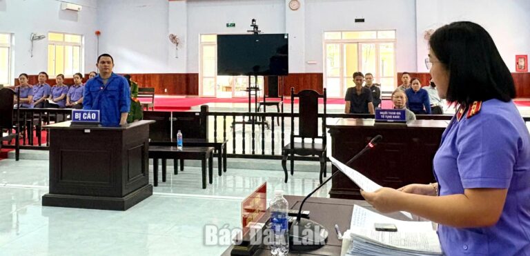 Lĩnh án tù vì dùng dao chém 3 cảnh sát giao thông