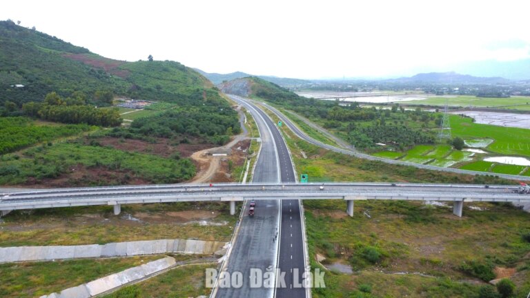 Phân luồng giao thông tại nút giao cao tốc Vân Phong - Nha Trang và Khánh Hòa - Buôn Ma Thuột