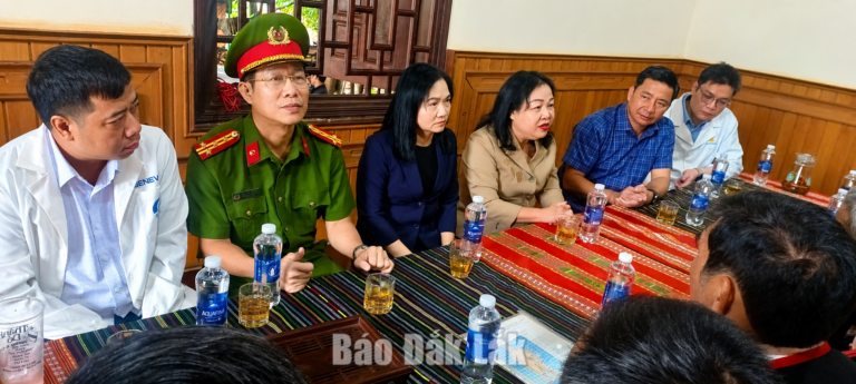 Phó Bí thư Thường trực Tỉnh ủy Cao Thị Hòa An thăm, động viên lực lượng thu nhận mẫu ADN thân nhân liệt sĩ