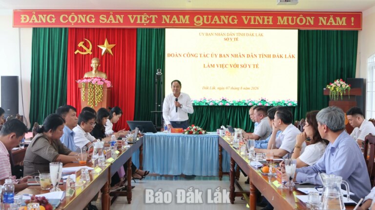 Phó Chủ tịch UBND tỉnh Y Nhuân Byă làm việc với Sở Y tế
