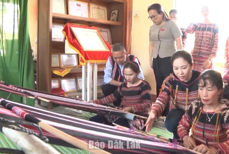 Sắc đỏ nghị quyết trên khung cửi Ba Na