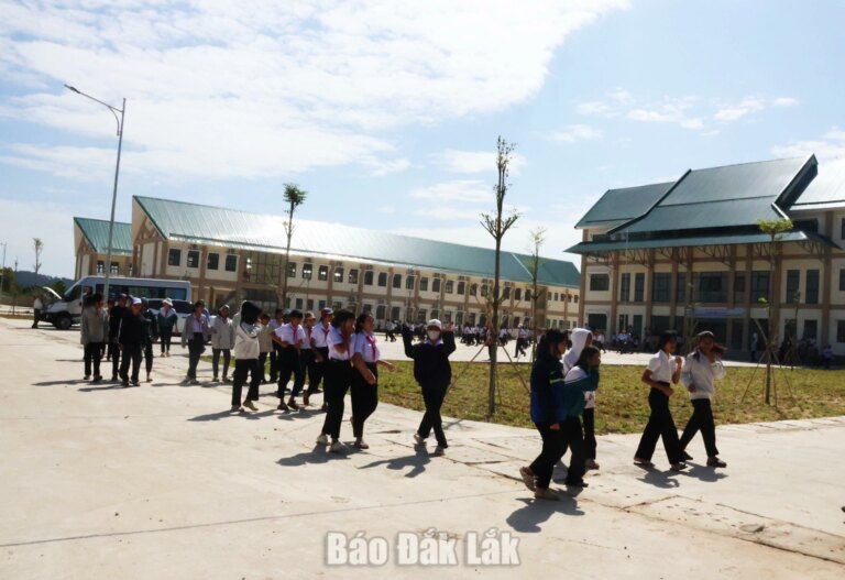 Tổ chức khai giảng đồng loạt và khánh thành 4 trường phổ thông nội trú