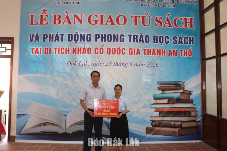 Trao tặng Tủ sách Thành An Thổ, lan tỏa văn hóa đọc