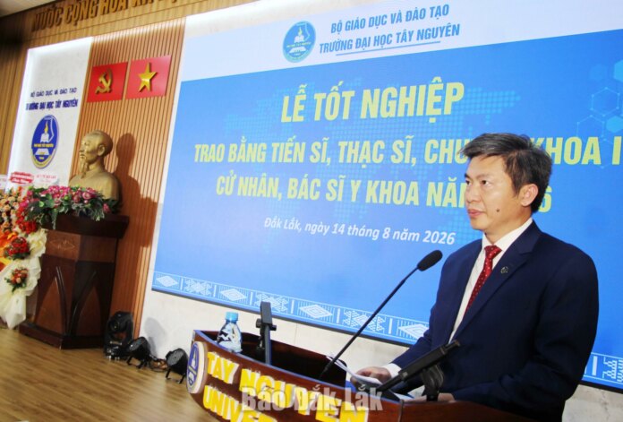 Trường Đại học Tây Nguyên trao bằng tốt nghiệp cho 311 học viên, sinh viên Khoa Y Dược