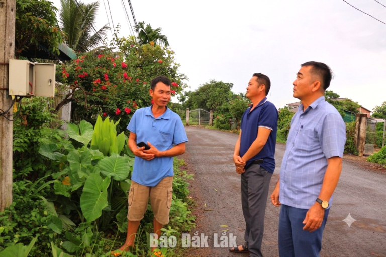 Trưởng thôn gần dân từ những việc nhỏ