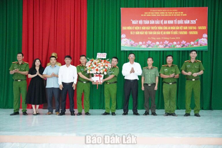 Xã Ea Ning: Khen thưởng nhiều tập thể, cá nhân tiêu biểu trong phong trào bảo vệ an ninh Tổ quốc
