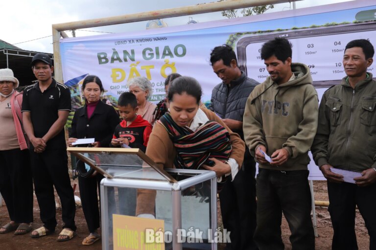 Xã Krông Năng tổ chức bốc thăm giao đất ở cho hộ đồng bào dân tộc thiểu số