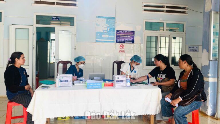 Xã Pơng Drang khám sức khỏe định kỳ cho đối tượng ưu tiên