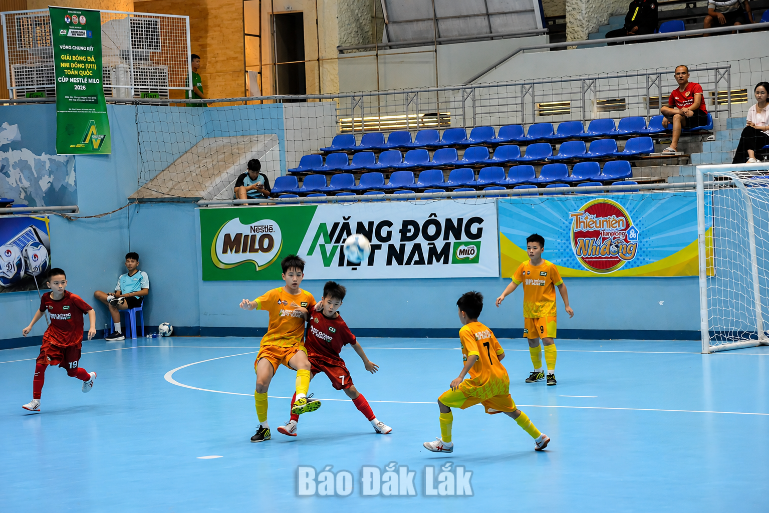 Giải bóng đá Nhi đồng toàn quốc 2026: Chia tay đương kim vô địch, hai đại diện Thủ đô vào bán kết 1 Trận tứ kết giữa các cầu thủ áo cam Sông Lam Nghệ An và Hưng Yên.