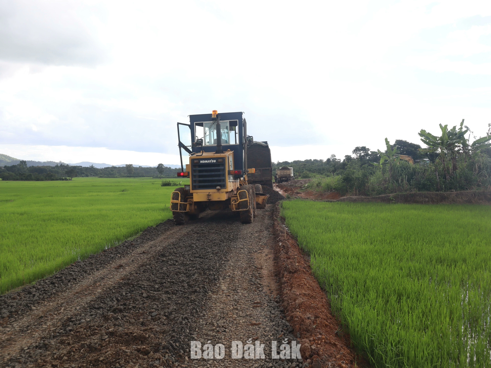 Một đoạn đường thuộc Dự án nâng cấp đường buôn Tlông đang được triển khai.