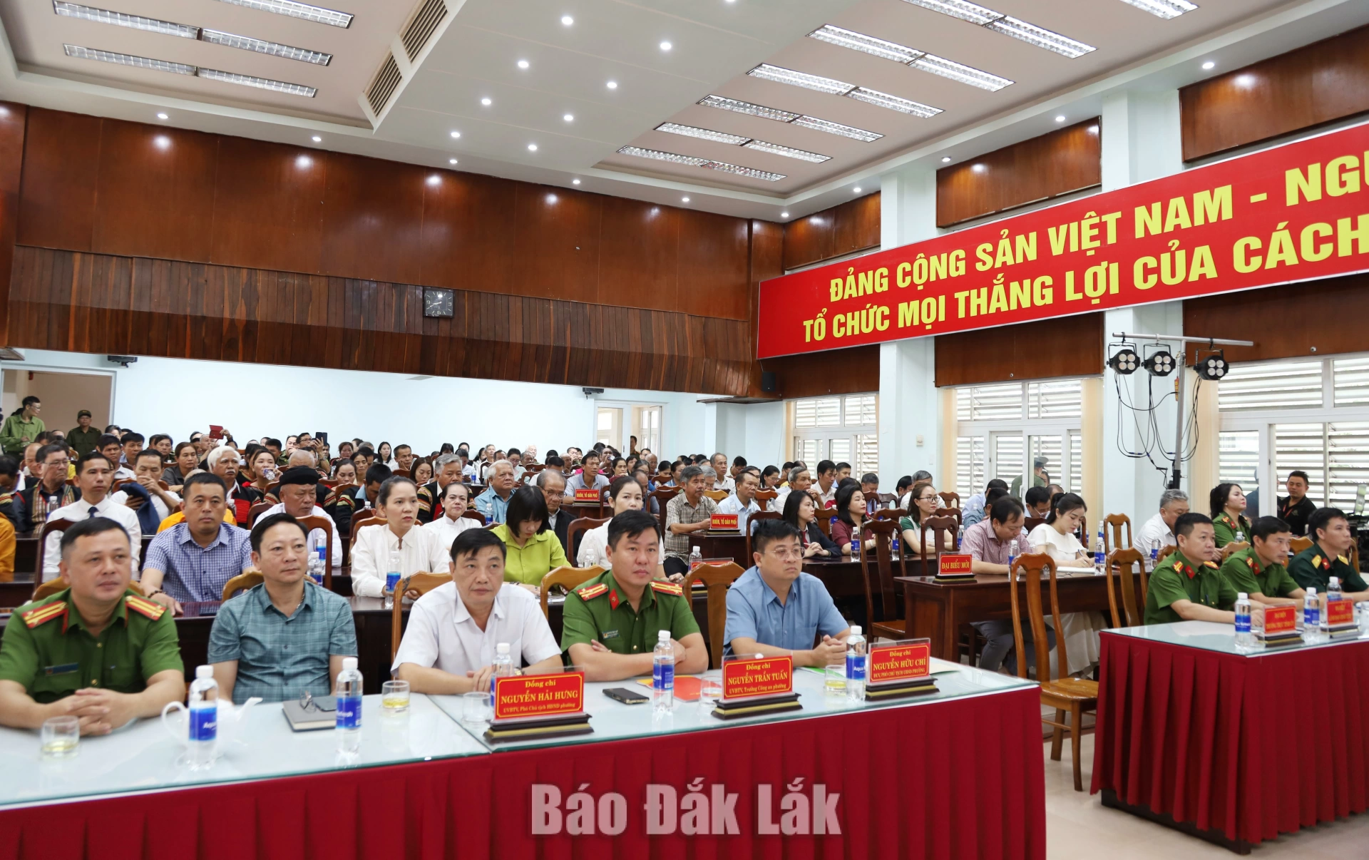Các đại biểu tham dự chương trình.