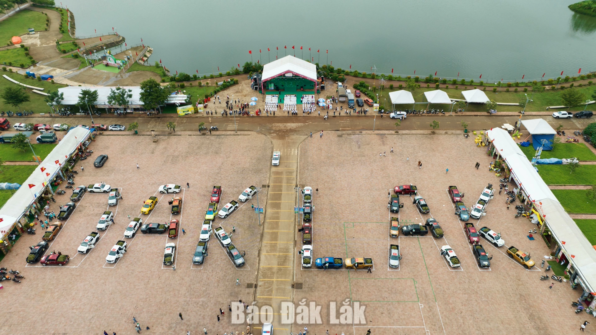 <em>47 xe bán tải chở sầu riêng xếp thành chữ "Đắk Lắk." biểu trưng cho tỉnh Đắk Lắk</em>
