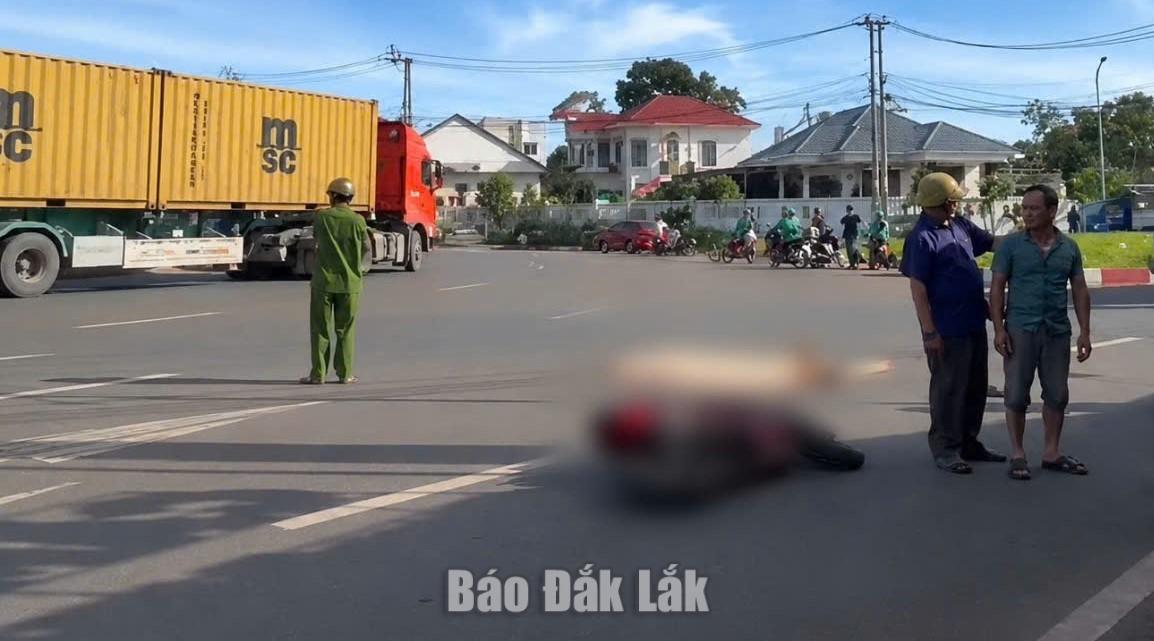 Xe tải va chạm xe đạp điện, một nữ sinh tử vong thương tâm 1 Hiện trường vụ tai nạn.
