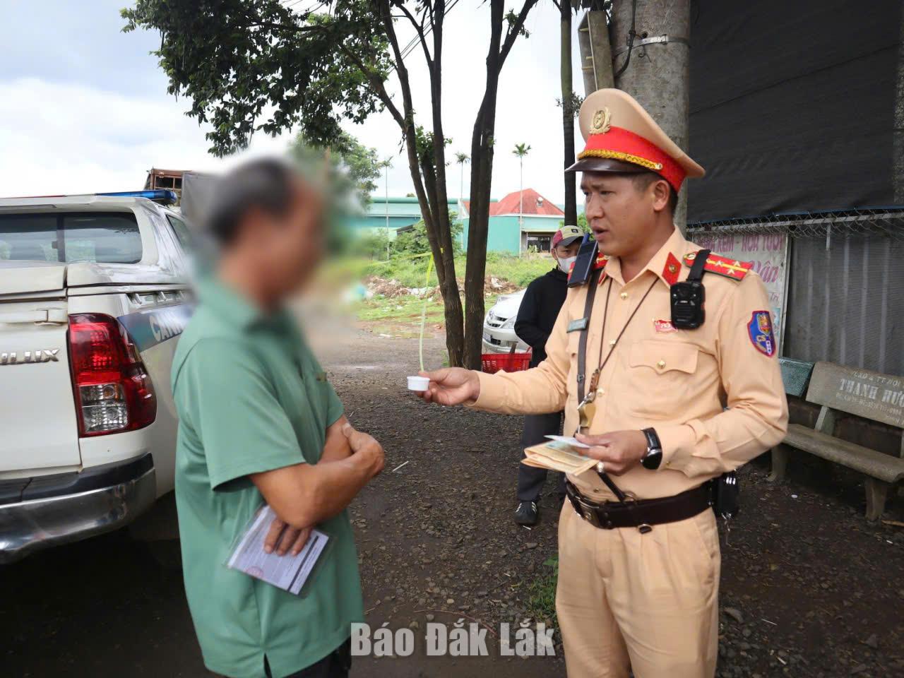 CSGT Đắk Lắk triển khai chuyên đề kiểm tra ma túy đối với lái xe container 1 Cán bộ Phòng CSGT hướng dẫn tài xế thực hiện lấy mẫu test nhanh ma túy.