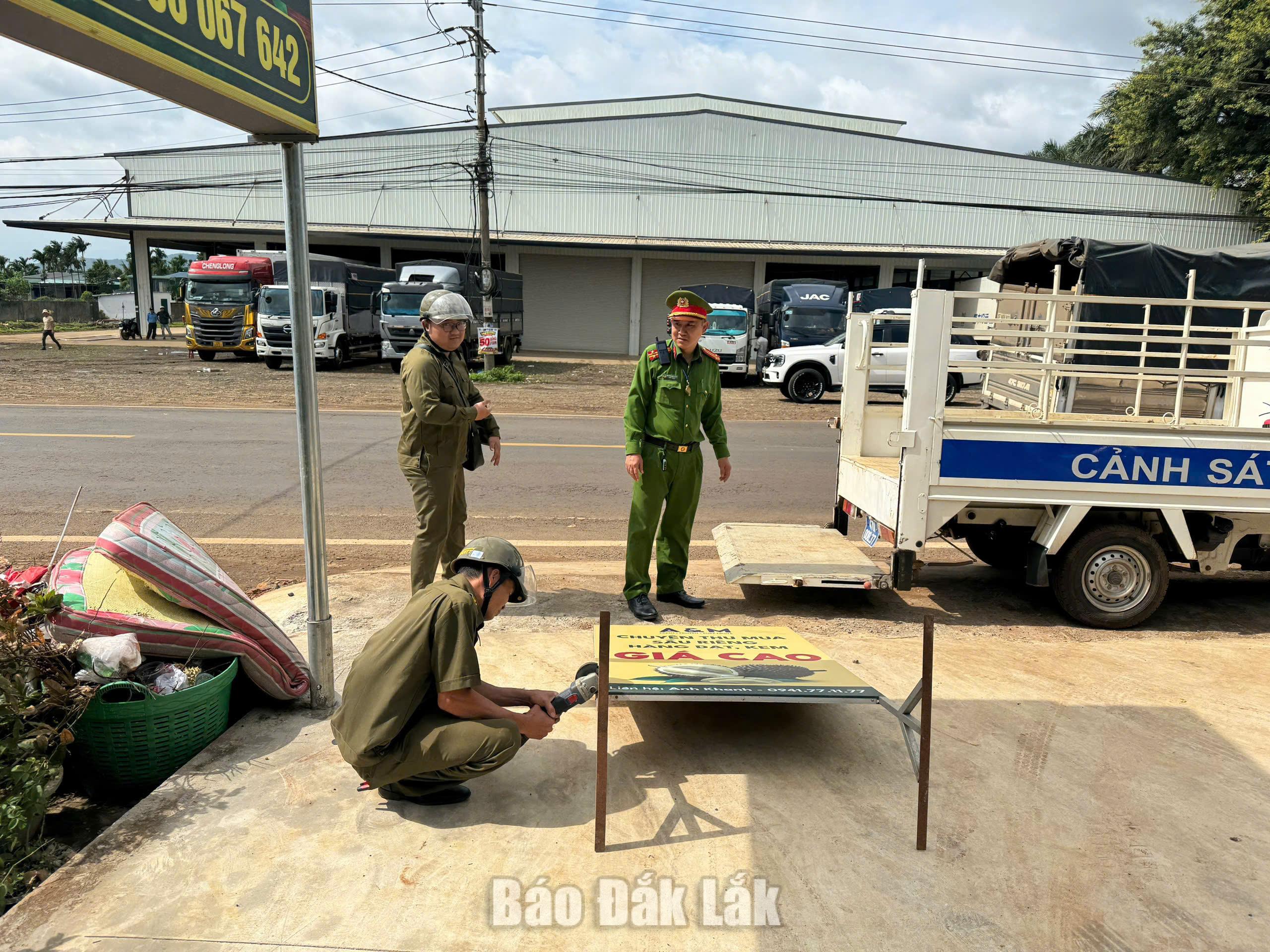 Công an xã Ea Knuếc phối hợp các đơn vị liên quan tháo dỡ biển hiệu, vật dụng lấn chiếm hành lang Quốc lộ 26.