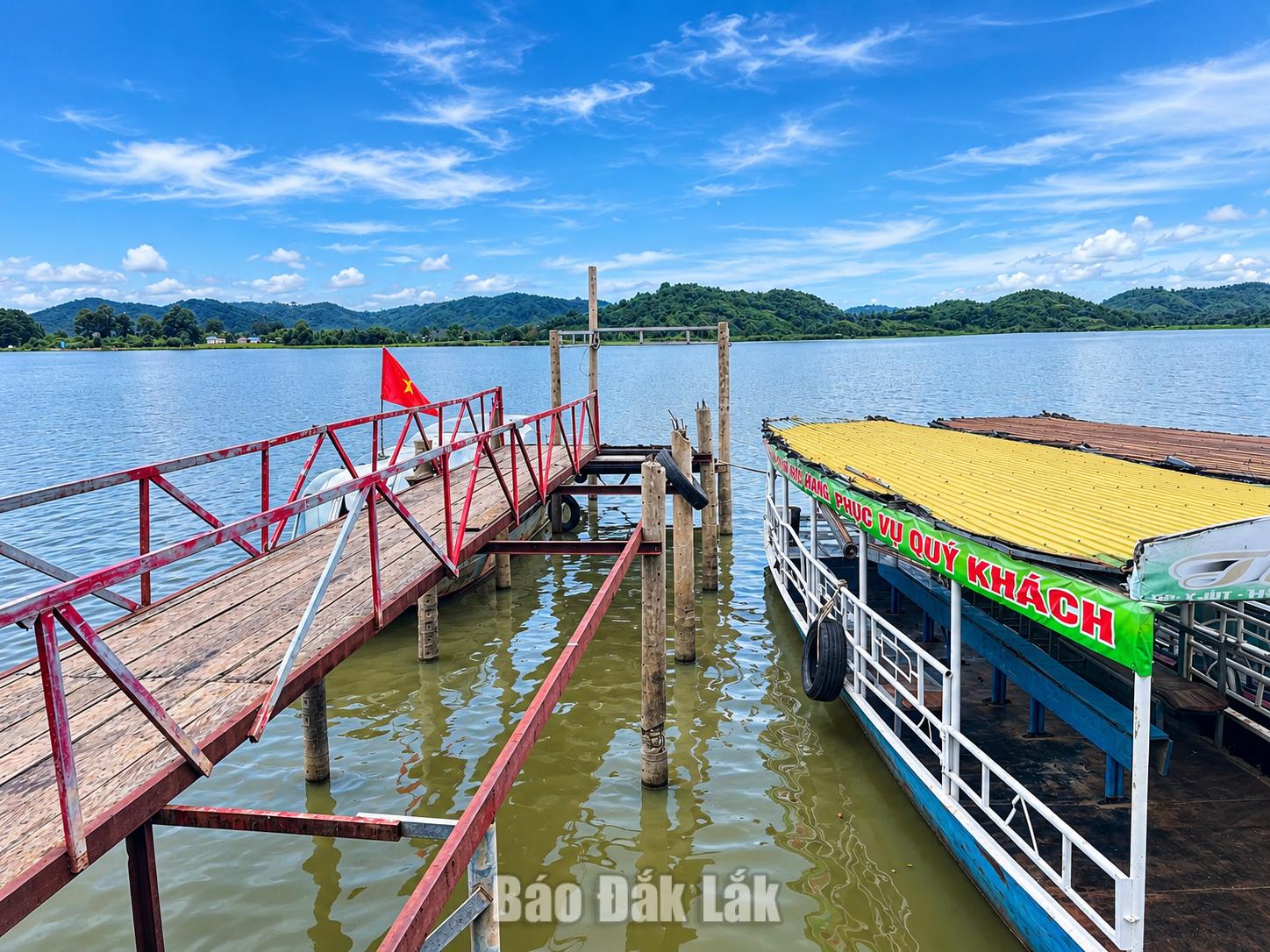 Yêu cầu tháo dỡ bến tàu không phép tại danh thắng hồ Lắk 1 Cơ quan chức năng yêu cầu tháo dỡ bến tàu không phép, trả lại nguyên trạng khu vực hồ Lắk.