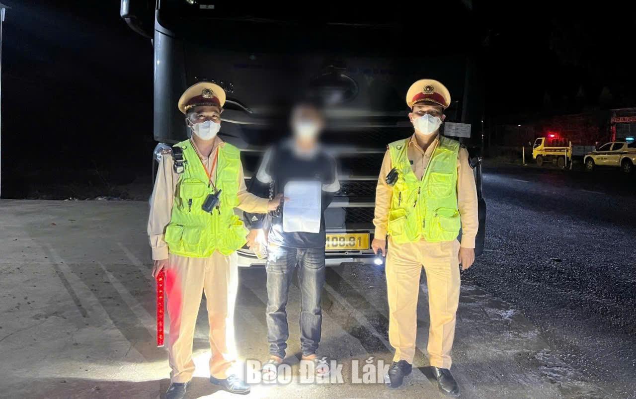 Cảnh sát giao thông Đắk Lắk phát hiện tài xế xe đầu kéo dương tính với 2 loại ma túy 1 Tài xế L.T.T. tại thời điểm kiểm tra.