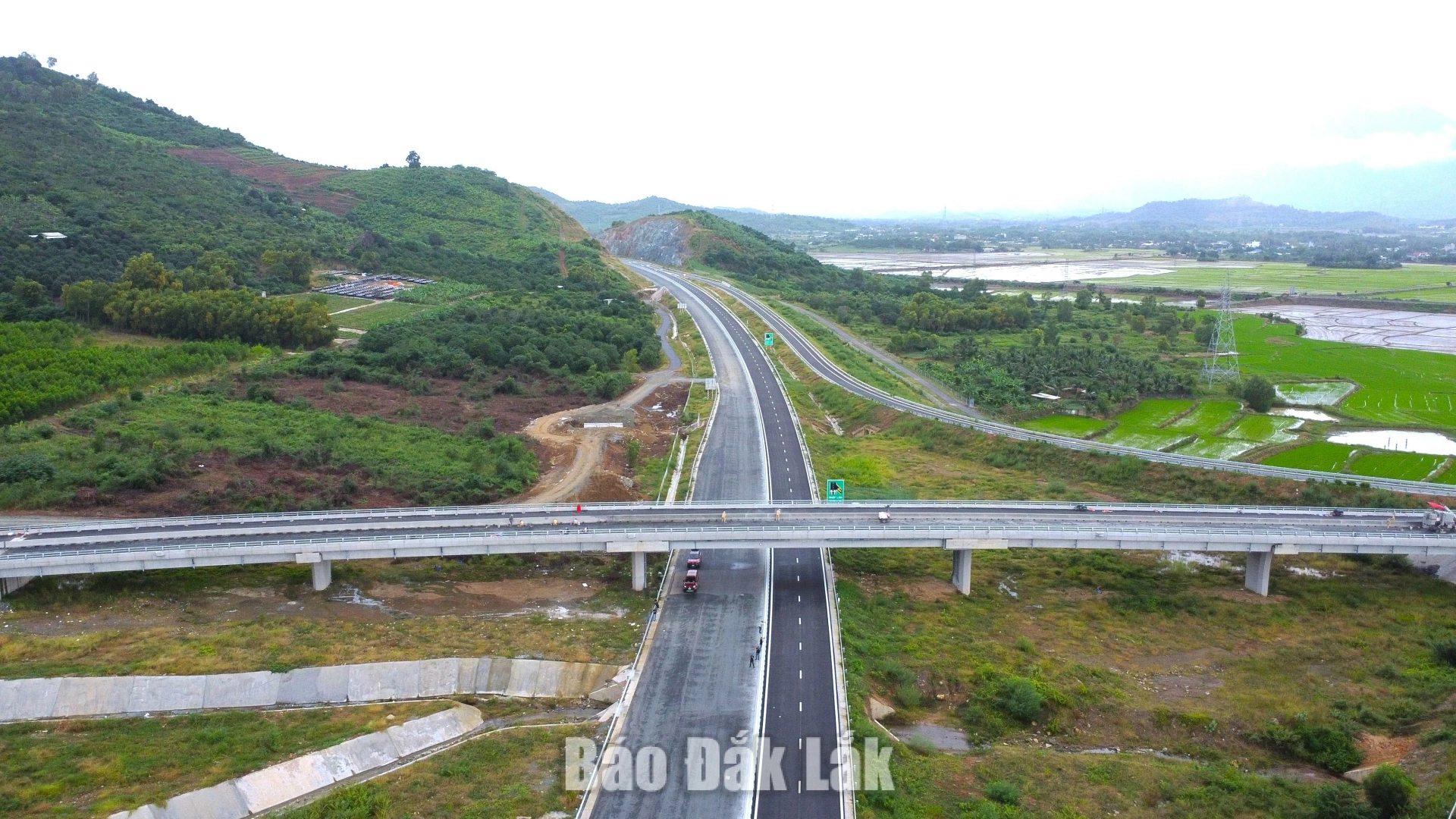 tuyến cao tốc Vân Phong - Nha Trang (đoạn từ Km285+000 đến Km368+350) được đưa vào khai thác từ ngày 1/1/2026.