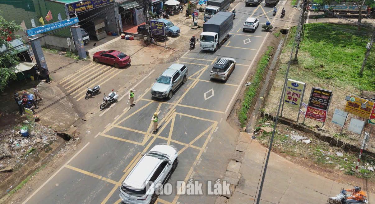 Cán bộ Phòng CSGT phân luồng, hướng dẫn giao thông trên Quốc lộ 26.