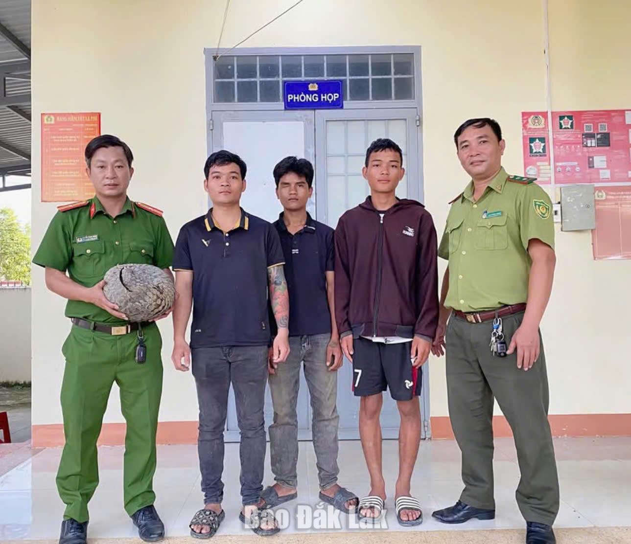 Người dân Đắk Liêng tự nguyện giao nộp cá thể tê tê Java quý hiếm 1 anh Y Quyến Je, xã Đắk Liêng giao nộp cá thể tê tê cho cơ quan công an.