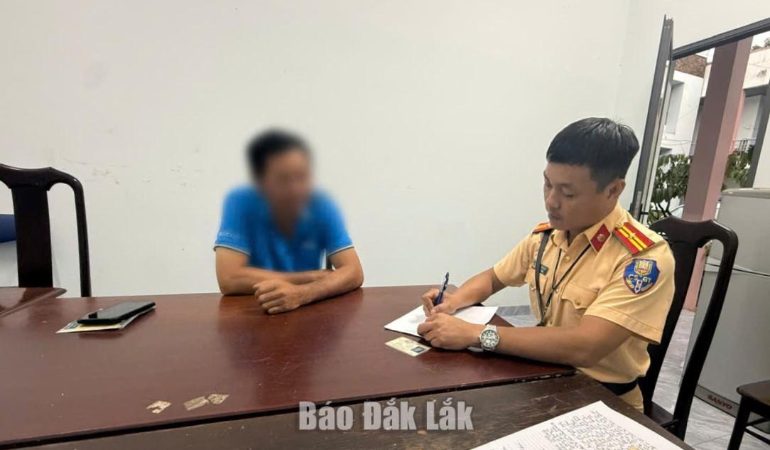 Cán bộ Phòng CSGT lập biên bản xử phạt hành chính tài xế vi phạm.