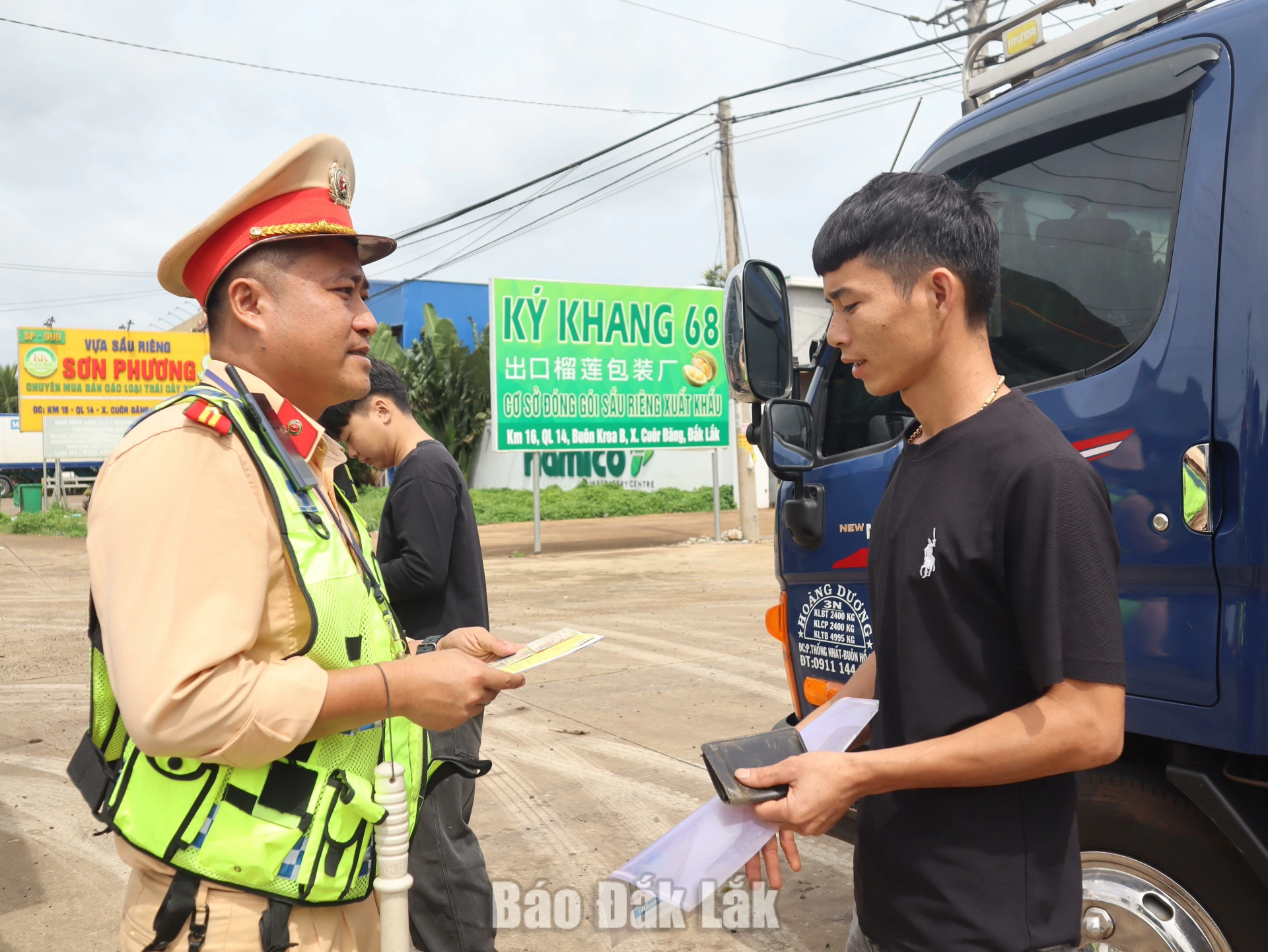 Cán bộ Phòng CSGT, Công an tỉnh Đắk Lắk kiểm tra hành chính tài xế điều khiển xe lưu thông trên đường Hồ Chí Minh.