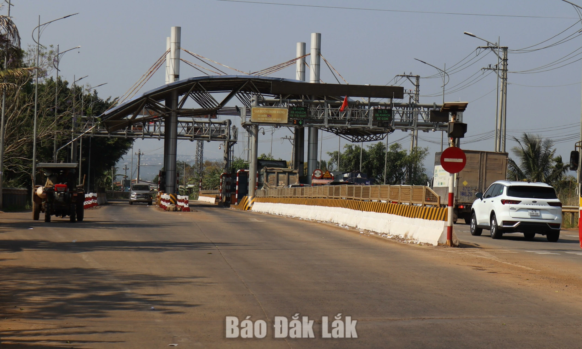Đắk Lắk kiến nghị miễn, giảm phí qua Trạm BOT Quang Đức trên đường Hồ Chí Minh 1 Phương tiện lưu thông qua Trạm thu phí BOT Quang Đức trên đường Hồ Chí Minh đoạn qua phường Cư Bao, tỉnh Đắk Lắk.