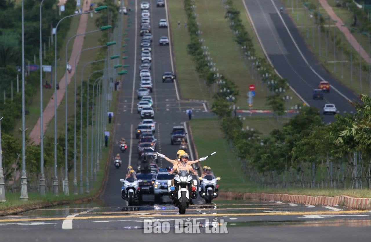 Cấm đường phục vụ Đêm đại nhạc hội “Đắk Lắk vươn tầm, khởi sắc” 2 Lực lượng Cảnh sát giao thông tham gia bảo đảm an ninh, trật tự, điều tiết giao thông trong buổi diễu hành 500 xe bán tải chở sầu riêng.