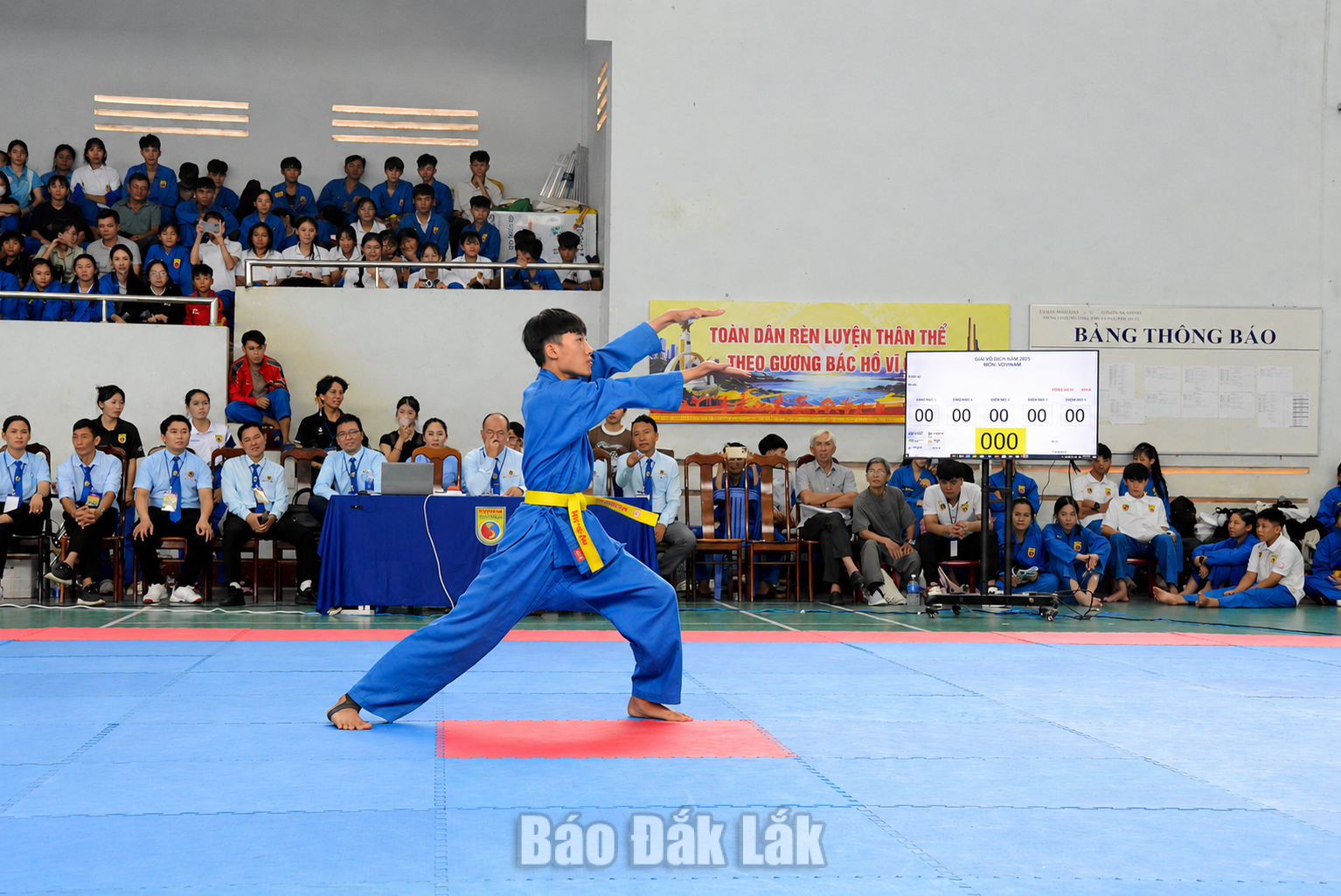 Võ sĩ nam thi đấu nội dung quyền.