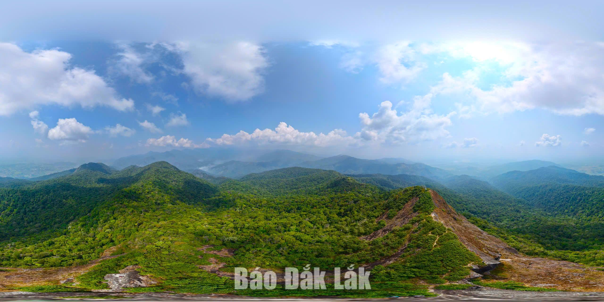 Đỉnh Chư Yang Lắk nhìn từ trên cao.