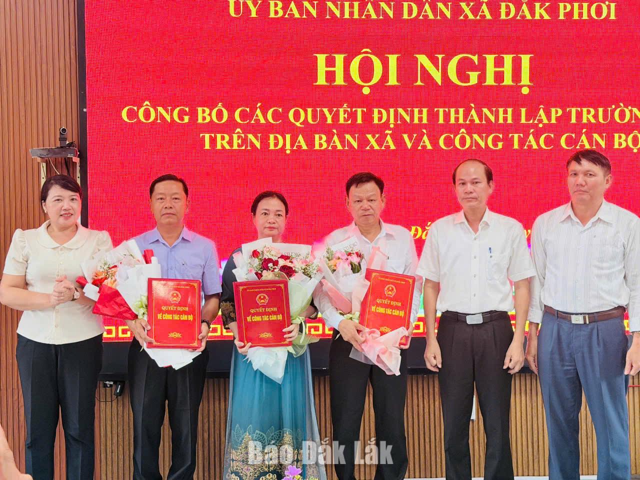 Lãnh đạo xã Đắk Phơi trao quyết định bổ nhiệm cho các cán bộ quản lý giáo dục.
