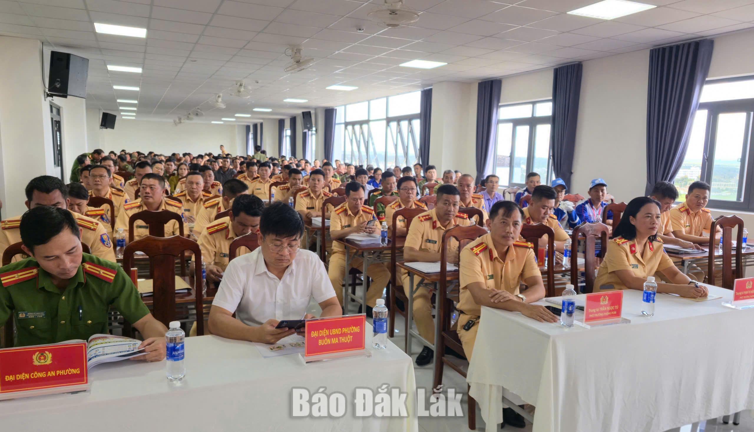 Các đại biểu và đông đảo cán bộ, công chức, viên chức, người dân trên địa bàn phường Buôn Ma Thuột tham gia buổi tập huấn.