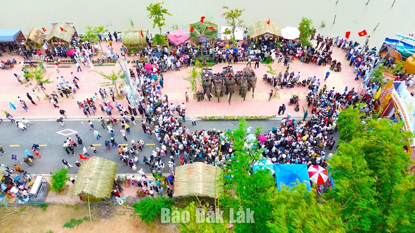 Đông đảo người dân và du khách tham gia lễ hội.