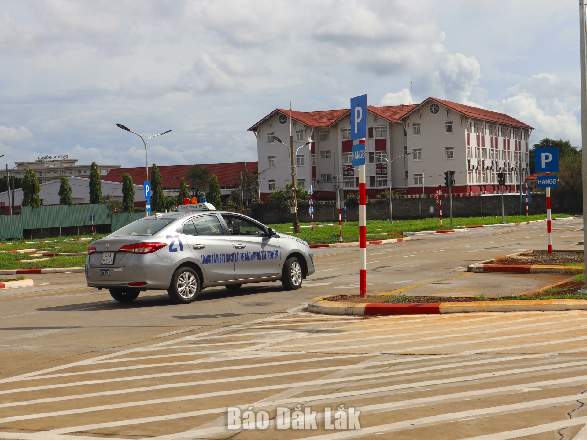 Thí sinh thực hành lái xe trong hình tại Trung tâm Sát hạch lái xe cơ giới đường bộ thuộc Trường Cao Đẳng Bách khoa Tây Nguyên.