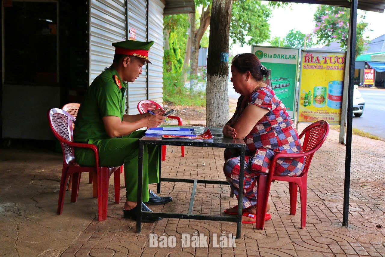 Công an phường Buôn Ma Thuột tuyên truyền, vận động người dân chấp hành quy định về hành lang an toàn đường bộ.