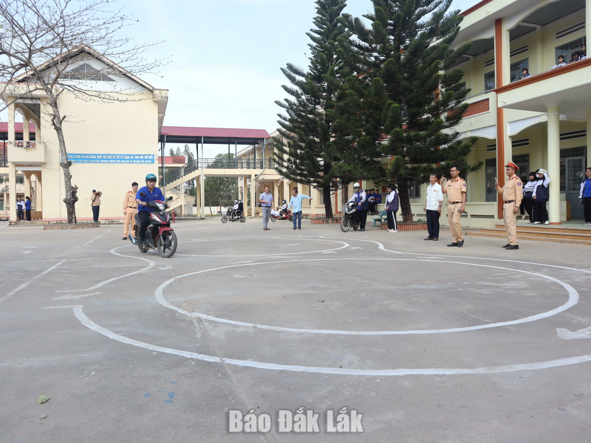 Cán bộ Phòng CSGT hướng dẫn học sinh lái xe an toàn.