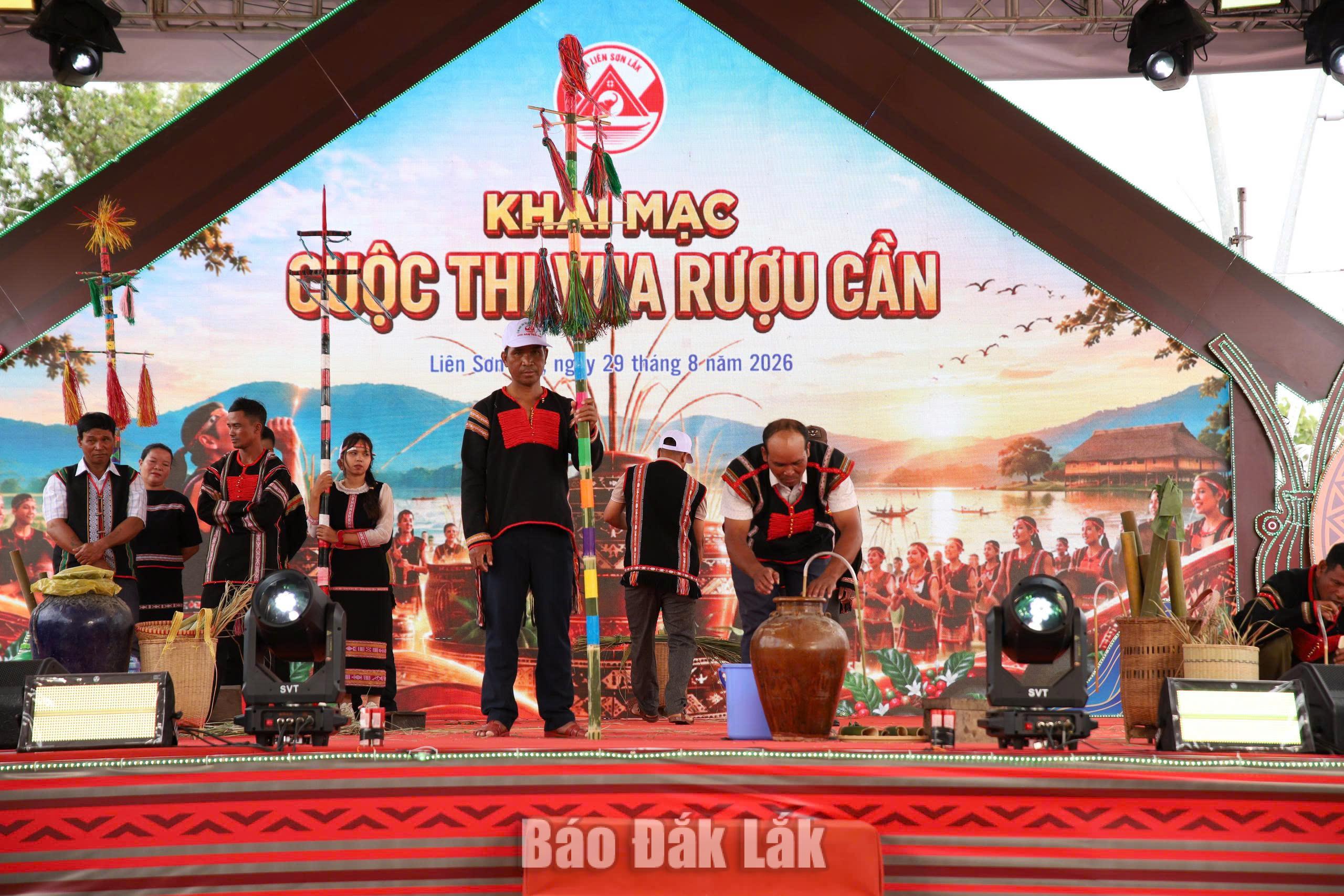 Cuộc thi “Vua rượu cần” thu hút đông đảo nghệ nhân tham gia tranh tài.
