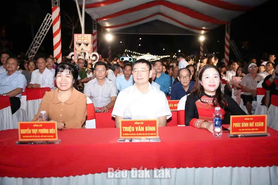 Các đại biểu dự buổi lễ khai mạc.