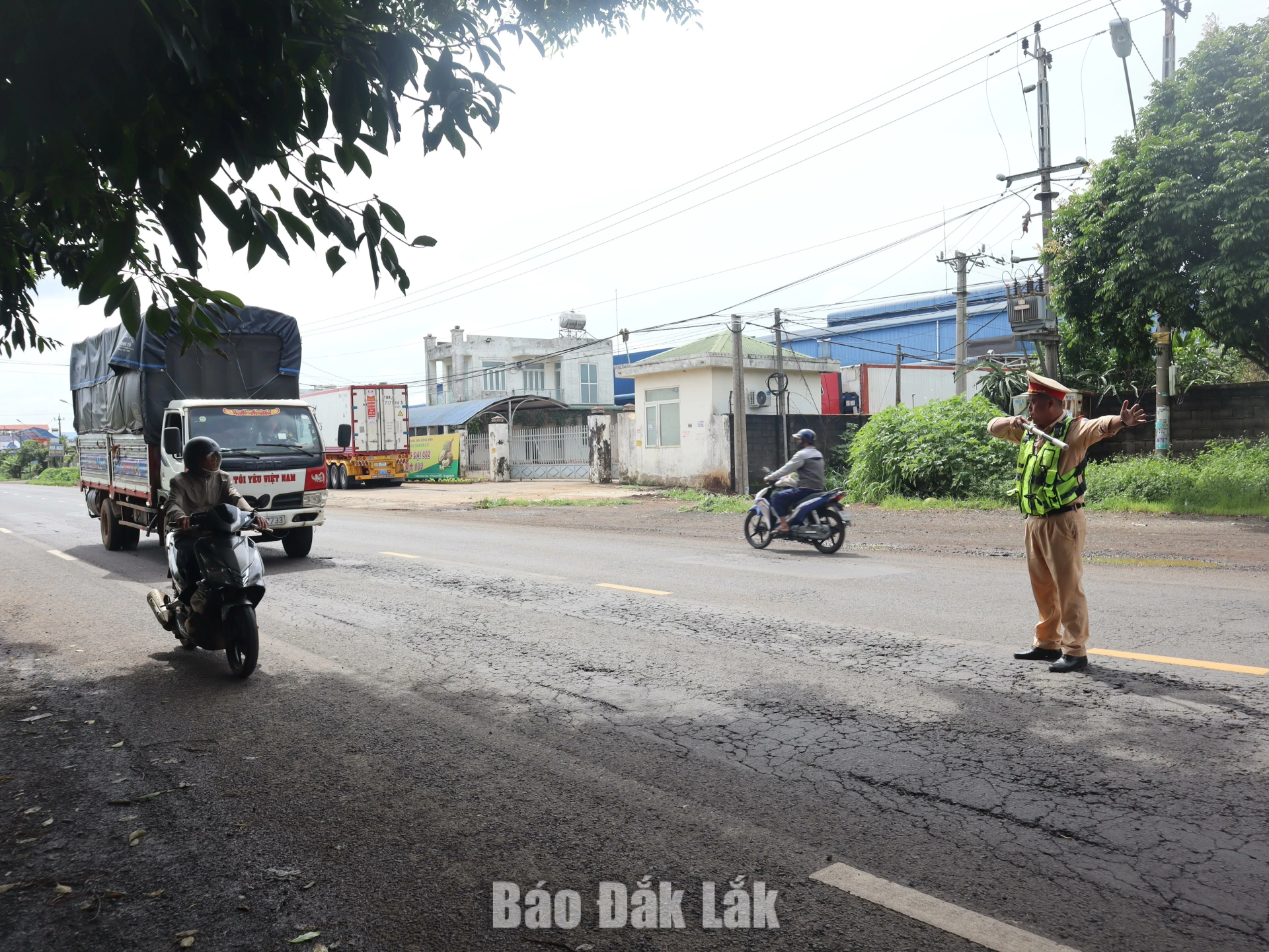 Cán bộ Trạm CSGT Krông Búk, Phòng CSGT Công an tỉnh tăng cường tuần tra, kiểm soát, bảo đảm trật tự, an toàn giao thông trên tuyến Quốc lộ 14.