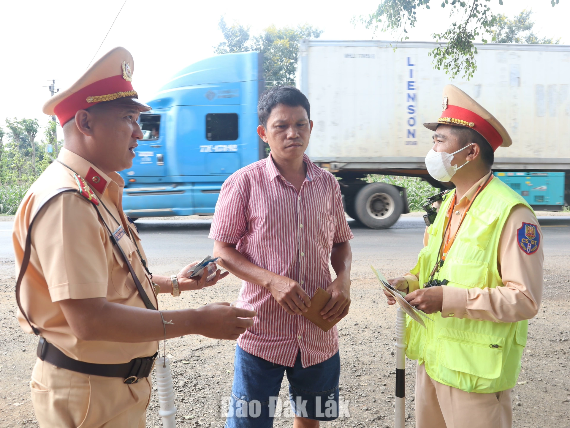 Cán bộ Phòng CSGT, Công an tỉnh tuyên truyền, nhắc nhở tài xế chở sầu riêng chấp hành quy định về dừng, đỗ và bảo đảm an toàn giao thông.