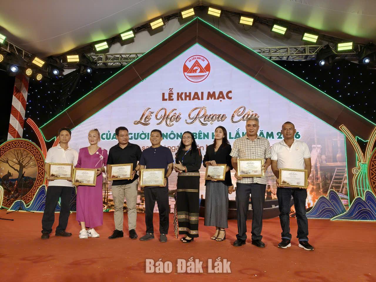 Bà Đào Thị Thanh An, Bí thư Đảng ủy, Chủ tịch HĐND xã Liên Sơn Lắk vinh danh các tập thể, cá nhân có nhiều đóng góp cho Lễ hội.