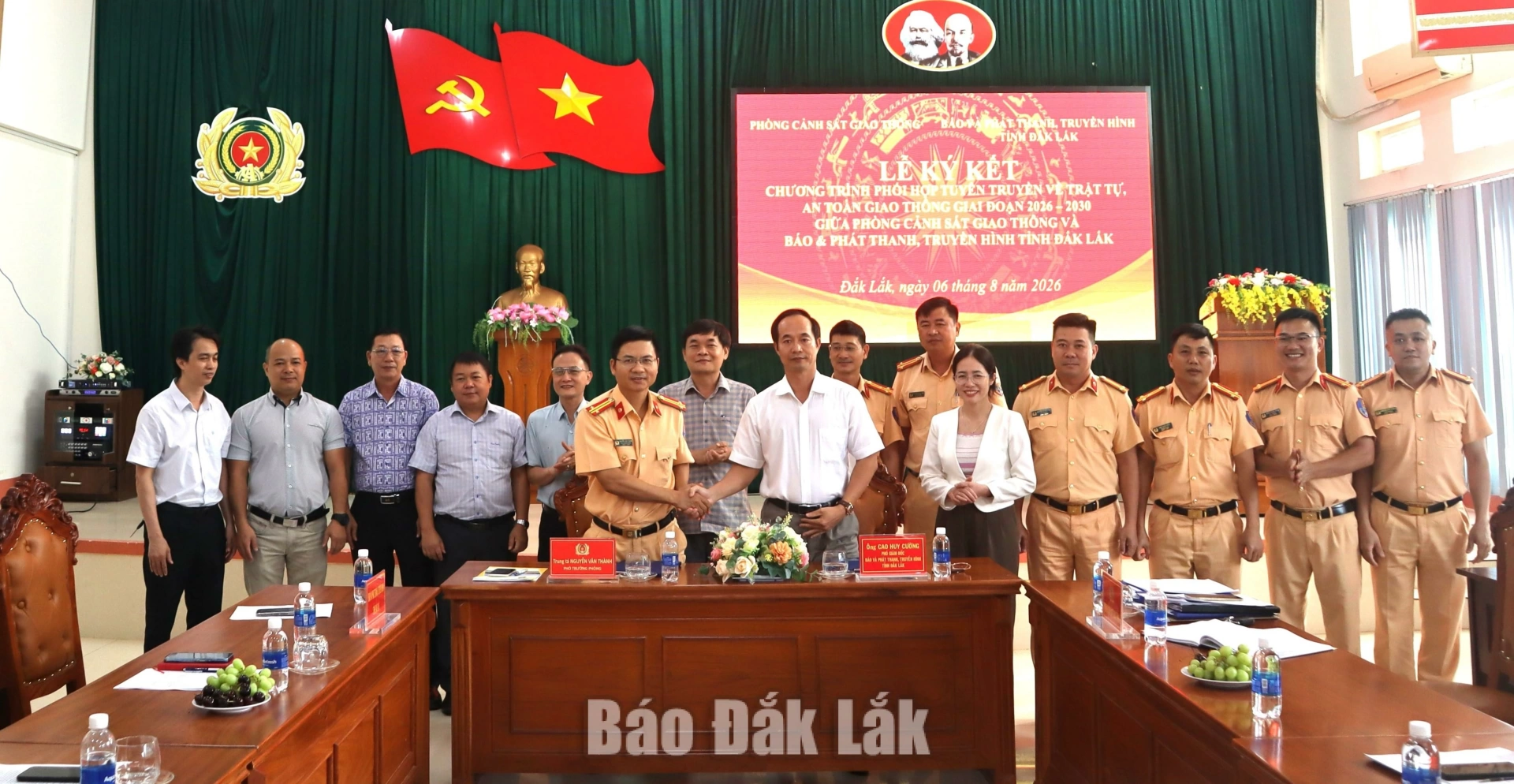 Đại diện Báo và Phát thanh, Truyền hình Đắk Lắk và Phòng CSGT, Công an tỉnh ký kết Quy chế phối hợp tuyên truyền về bảo đảm trật tự, an toàn giao thông giai đoạn 2026 – 2030.