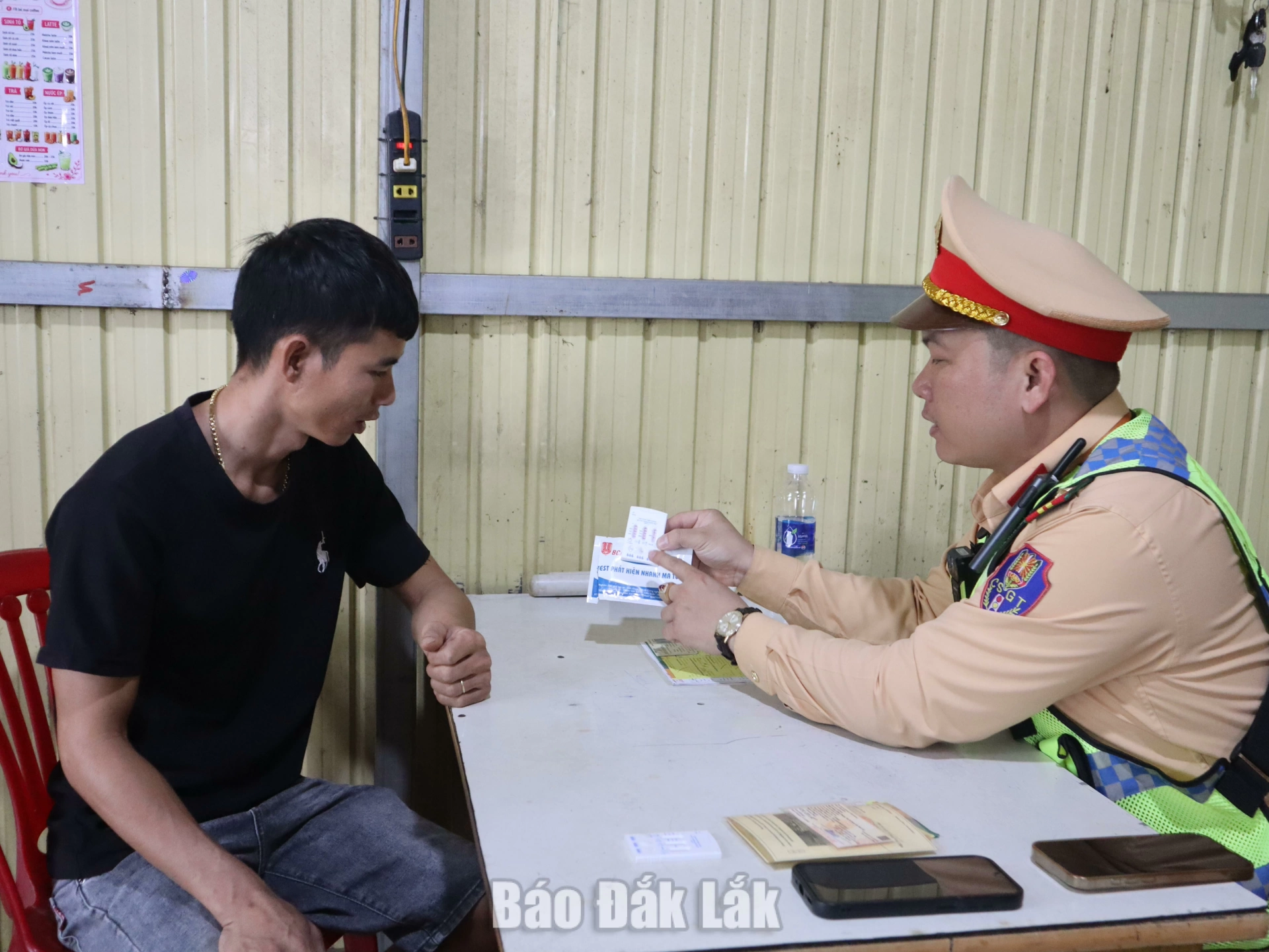 Cán bộ Trạm CSGT Krông Búk thông báo kết quả kiểm tra ma túy đối với tài xế.