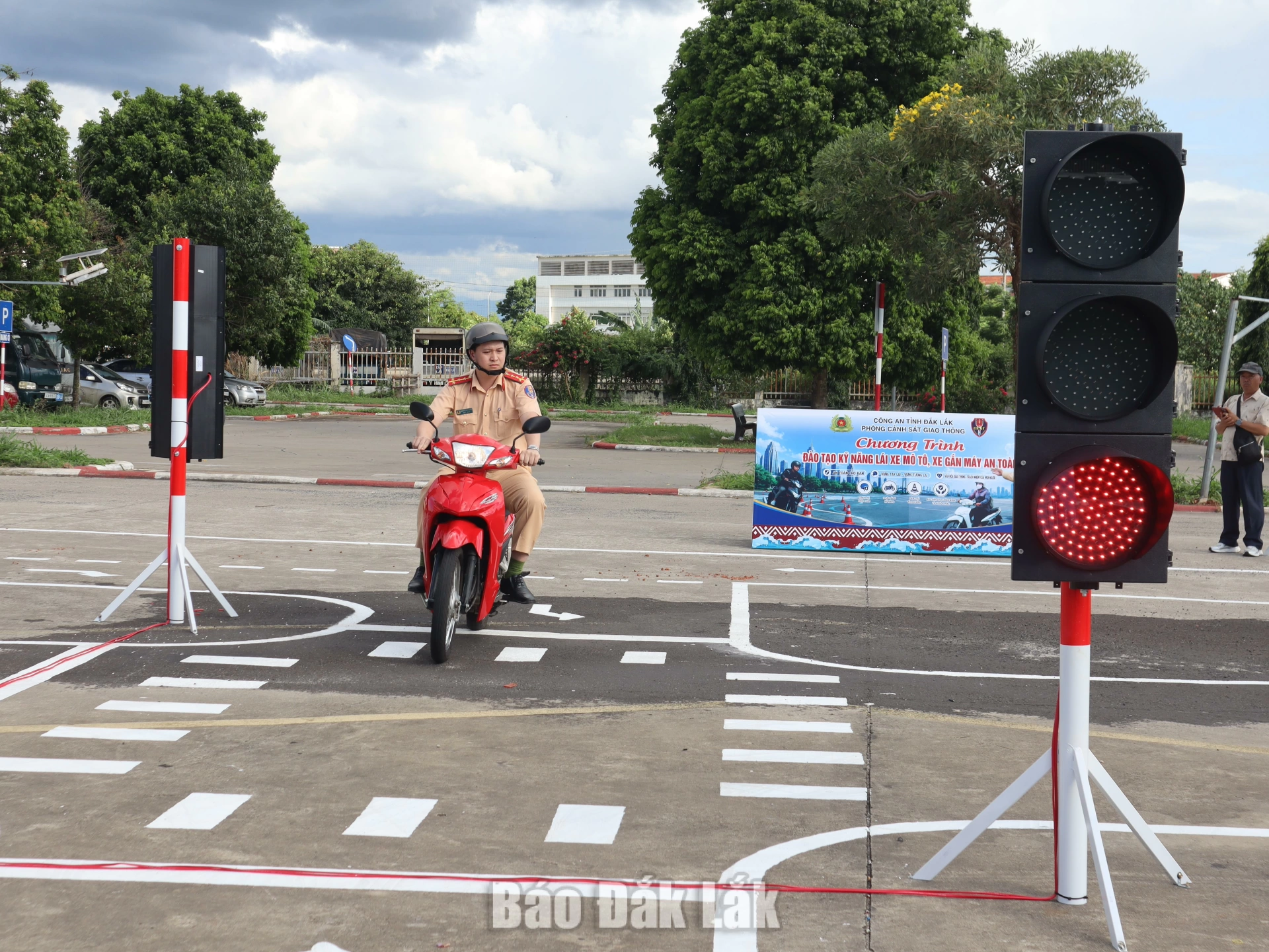 Cán bộ Phòng CSGT hướng dẫn lái xe mô tô an toàn cho các học viên.