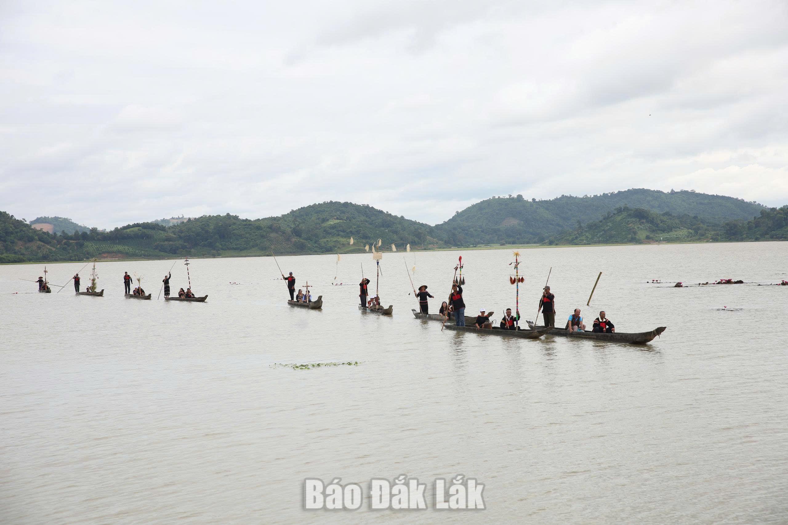 Sôi nổi đua thuyền độc mộc trên hồ Lắk.