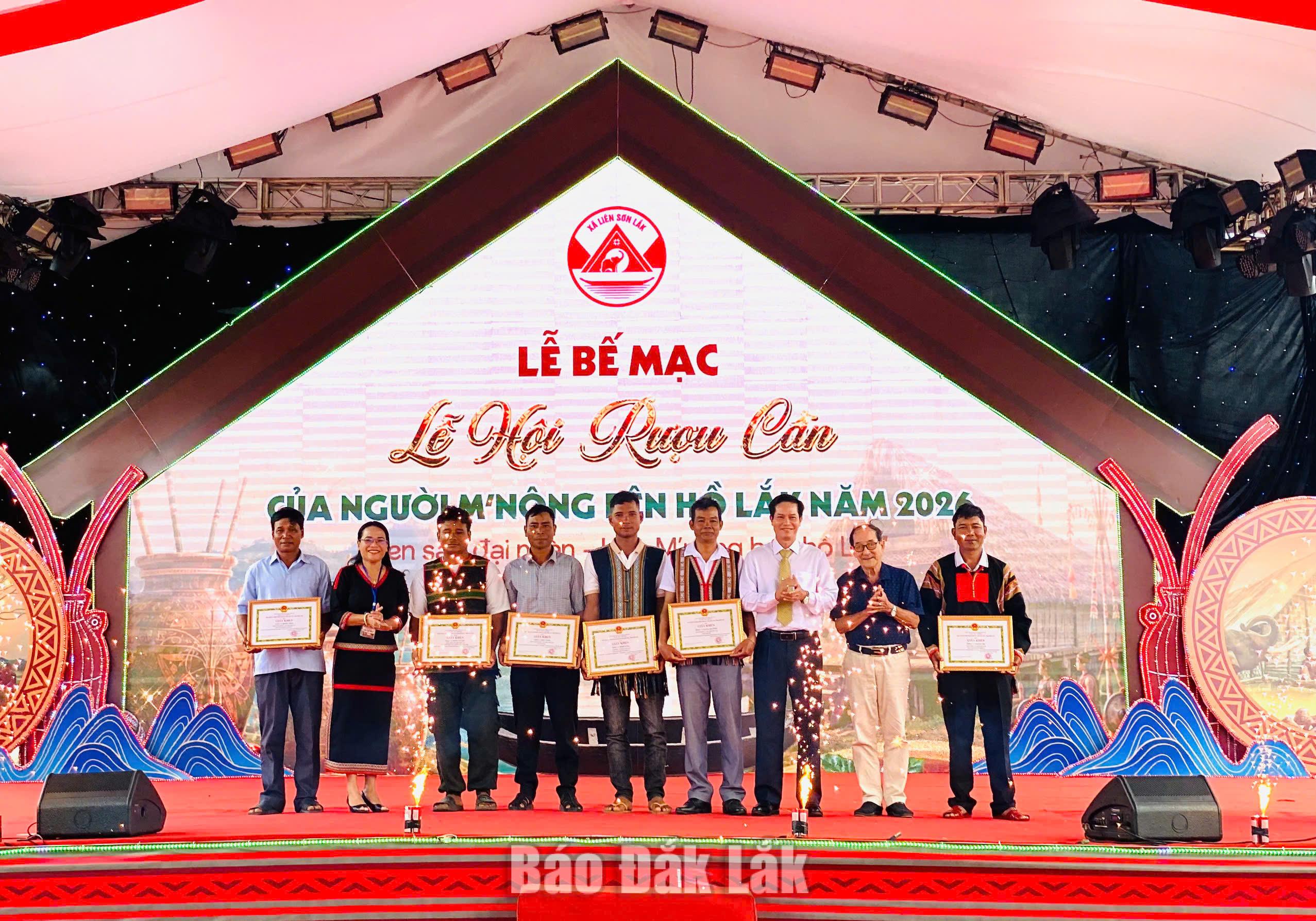 Ban Tổ chức trao giấy khen cho các thí sinh đoạt giải trong cuộc thi Vua rượu cần.